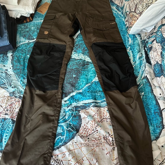 Fall Raven men’s cargo pants, black and olive green, brand new with tags - Picture 2 of 3